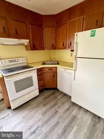 188 FARMBROOK DR, Levittown, PA 19055