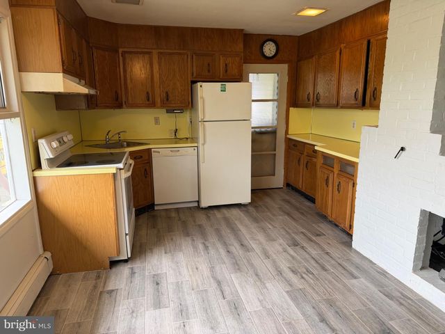 188 FARMBROOK DR, Levittown, PA 19055