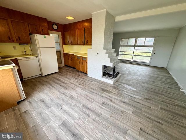 188 FARMBROOK DR, Levittown, PA 19055