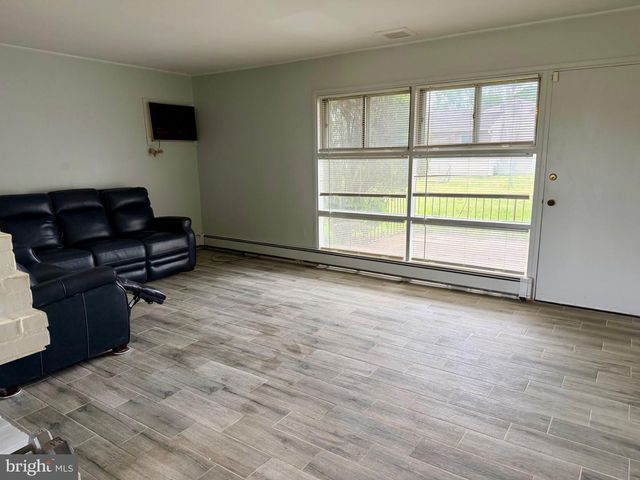 188 FARMBROOK DR, Levittown, PA 19055