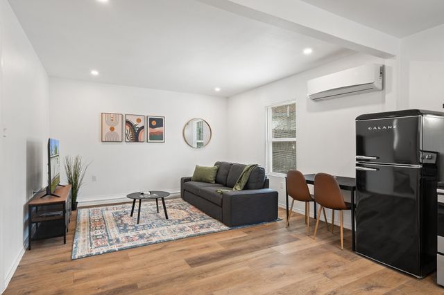 1007 Epenard Street, Dallas, TX 75211