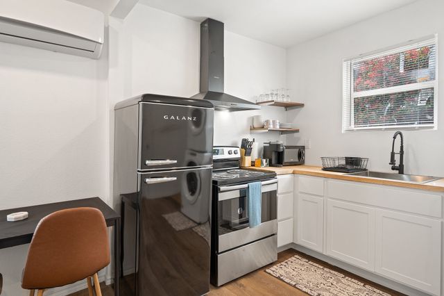 1007 Epenard Street, Dallas, TX 75211