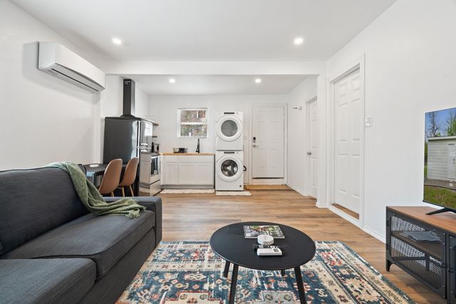 1007 Epenard Street, Dallas, TX 75211