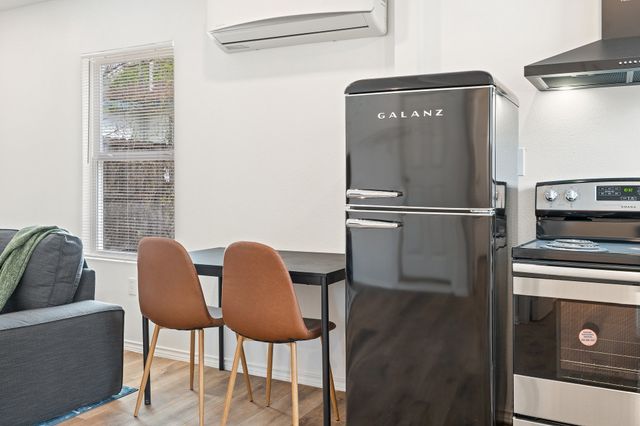 1007 Epenard Street, Dallas, TX 75211