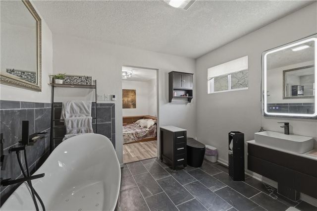 829 Quail Ridge Road, Peculiar, MO 64078