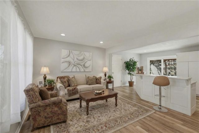 829 Quail Ridge Road, Peculiar, MO 64078