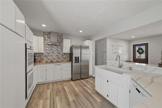 829 Quail Ridge Road, Peculiar, MO 64078