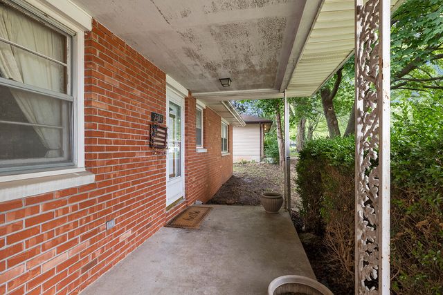 2215 East Sharon, Springfield, MO 65803