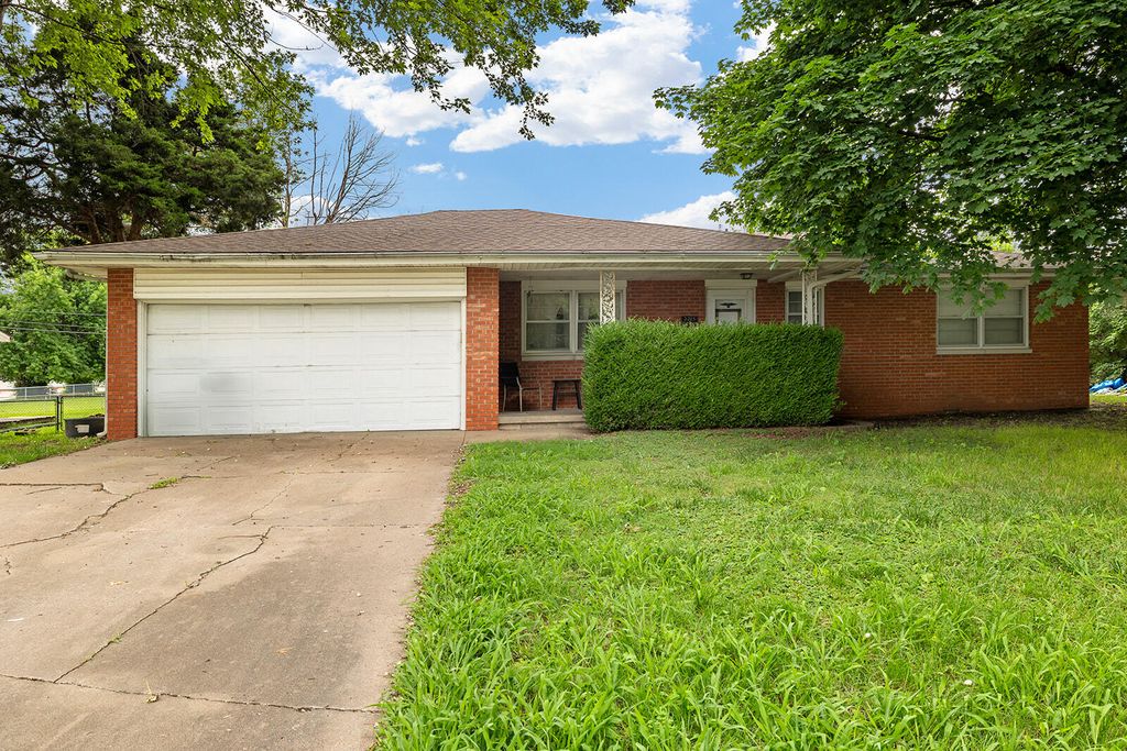 2215 East Sharon, Springfield, MO 65803