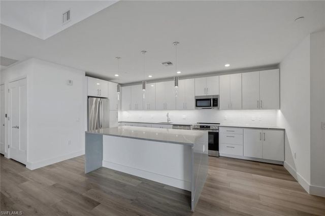 1950 Mayfair ST PH8, Naples, FL 34104