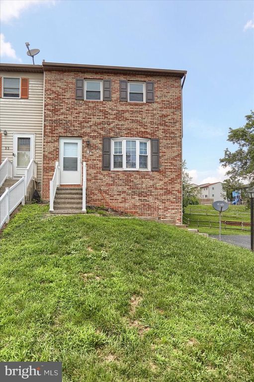 31 MALL RD, Etters, PA 17319