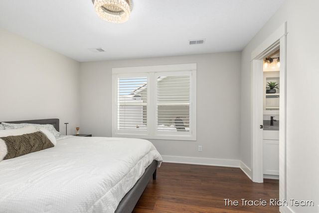 6634 N Square Lane, Rockford, MI 49341