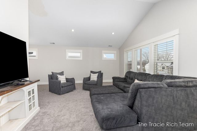 6634 N Square Lane, Rockford, MI 49341