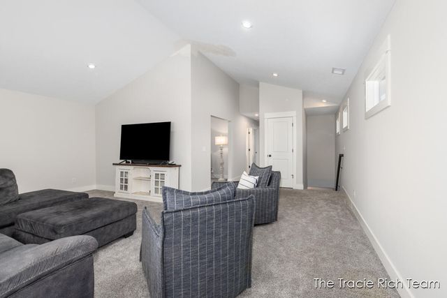 6634 N Square Lane, Rockford, MI 49341