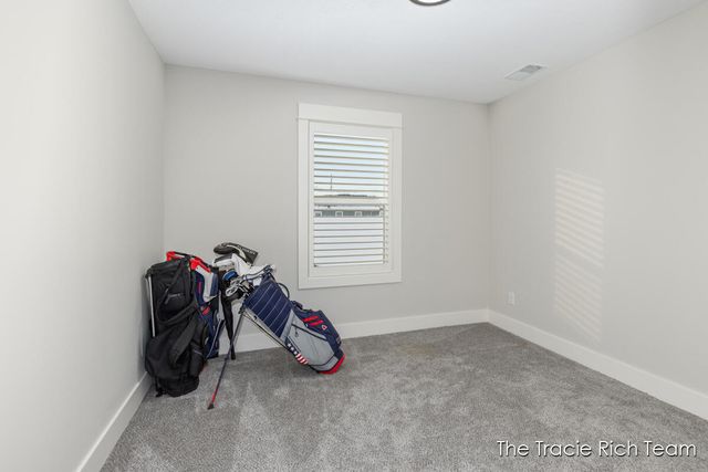 6634 N Square Lane, Rockford, MI 49341