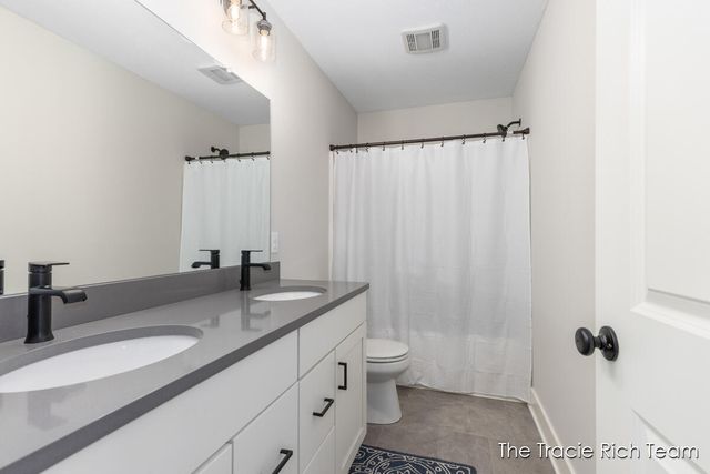 6634 N Square Lane, Rockford, MI 49341