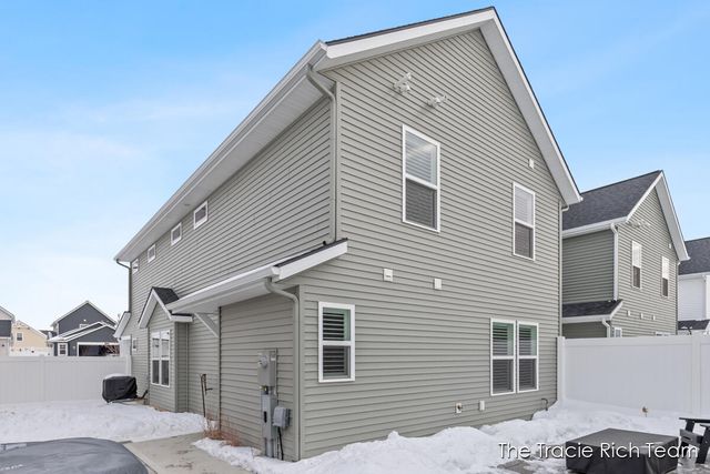 6634 N Square Lane, Rockford, MI 49341