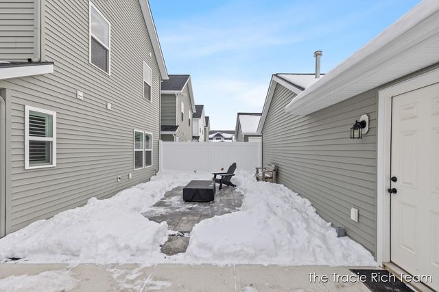 6634 N Square Lane, Rockford, MI 49341