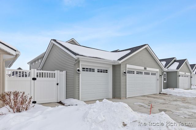 6634 N Square Lane, Rockford, MI 49341