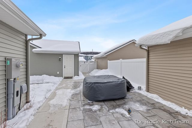 6634 N Square Lane, Rockford, MI 49341