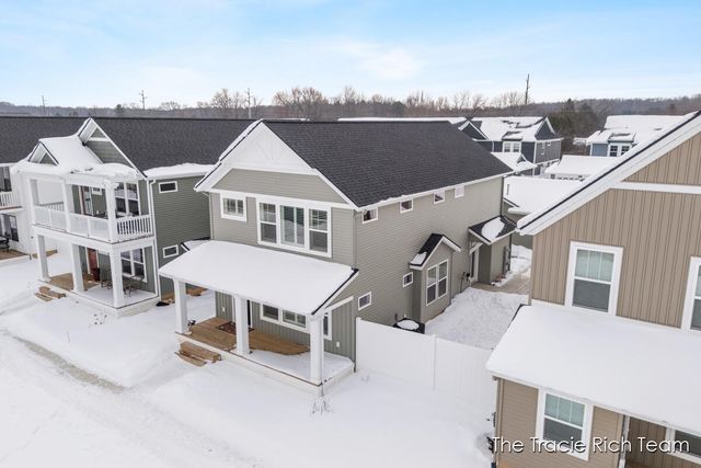 6634 N Square Lane, Rockford, MI 49341