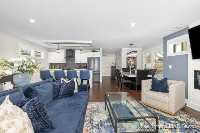 6634 N Square Lane, Rockford, MI 49341