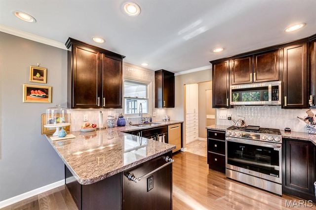 584 Sunbridge Drive, Chesterfield, MO 63017