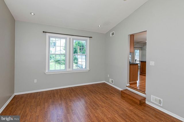 9 CHIPWOOD LN, North Brunswick, NJ 08902