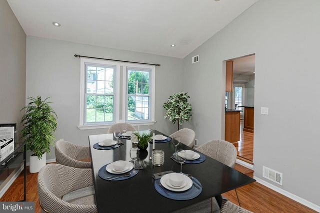 9 CHIPWOOD LN, North Brunswick, NJ 08902