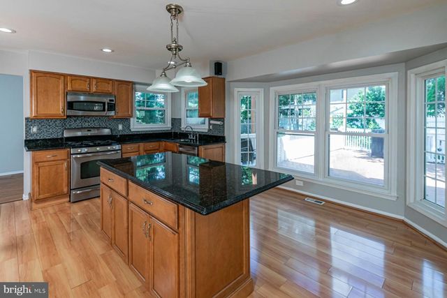 9 CHIPWOOD LN, North Brunswick, NJ 08902