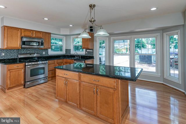 9 CHIPWOOD LN, North Brunswick, NJ 08902