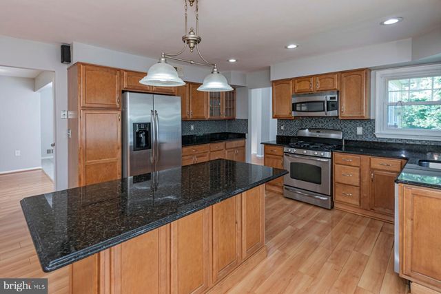 9 CHIPWOOD LN, North Brunswick, NJ 08902