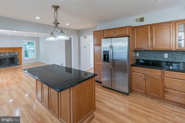 9 CHIPWOOD LN, North Brunswick, NJ 08902