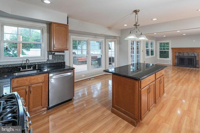 9 CHIPWOOD LN, North Brunswick, NJ 08902