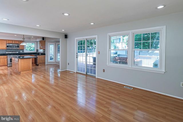 9 CHIPWOOD LN, North Brunswick, NJ 08902