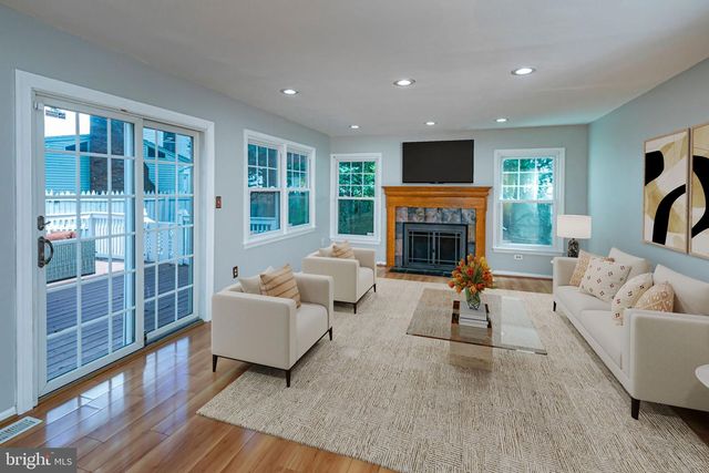 9 CHIPWOOD LN, North Brunswick, NJ 08902