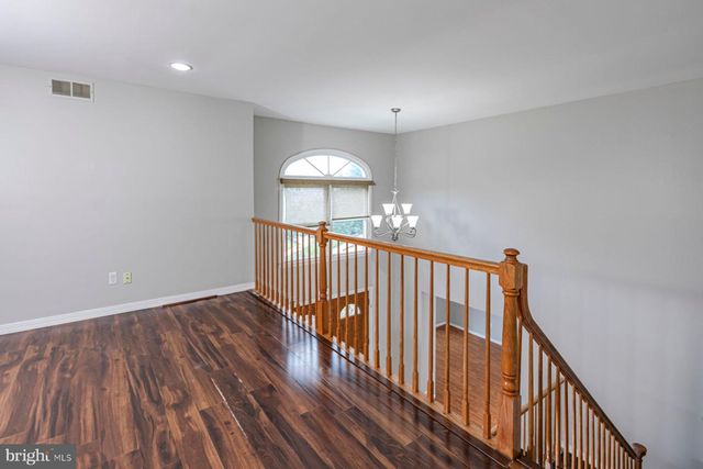 9 CHIPWOOD LN, North Brunswick, NJ 08902