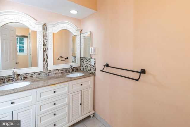 9 CHIPWOOD LN, North Brunswick, NJ 08902