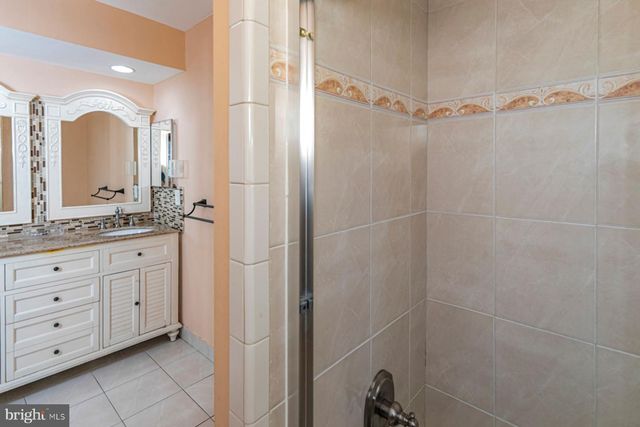 9 CHIPWOOD LN, North Brunswick, NJ 08902