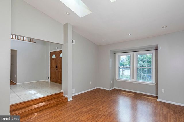 9 CHIPWOOD LN, North Brunswick, NJ 08902