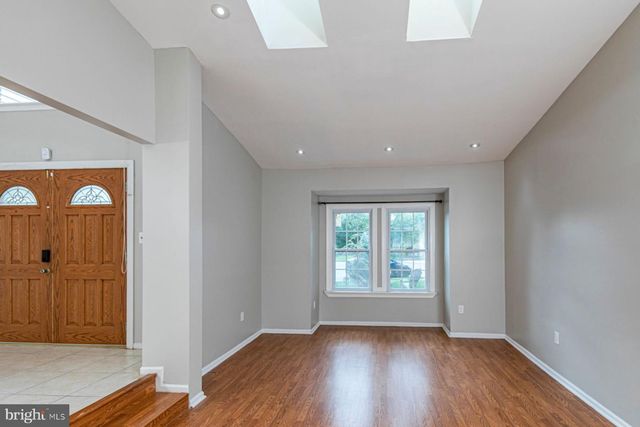 9 CHIPWOOD LN, North Brunswick, NJ 08902