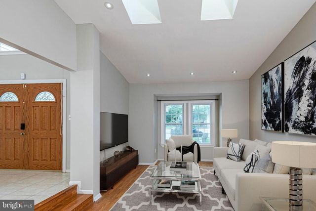 9 CHIPWOOD LN, North Brunswick, NJ 08902
