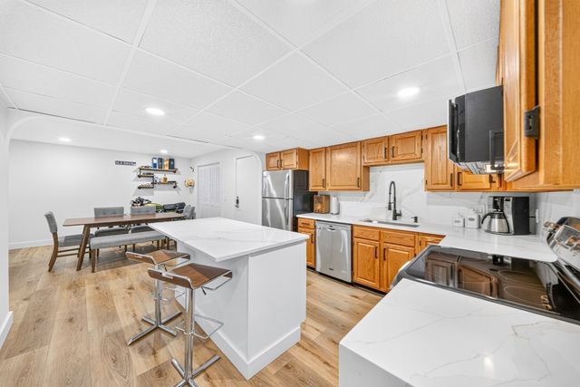 11 Shadowbrook Ln 22, Milford, MA 01757