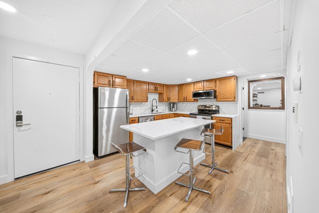 11 Shadowbrook Ln 22, Milford, MA 01757