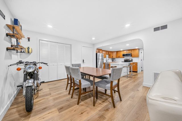 11 Shadowbrook Ln 22, Milford, MA 01757