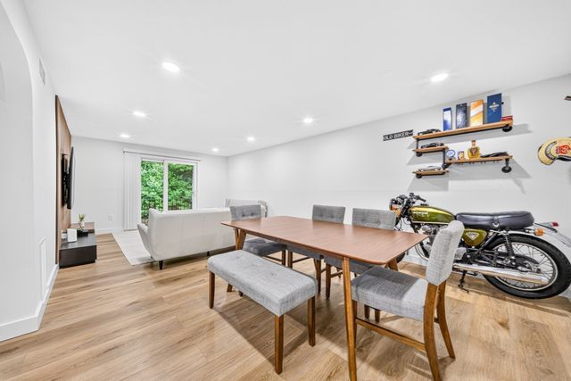 11 Shadowbrook Ln 22, Milford, MA 01757