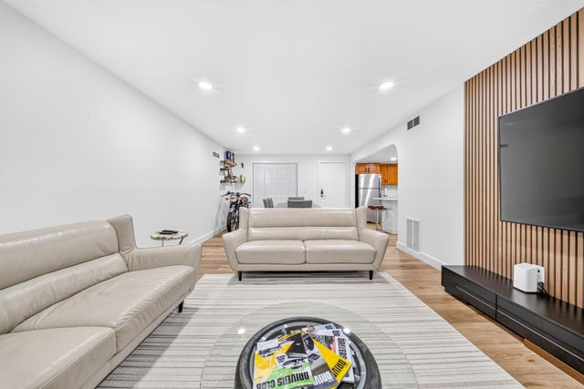 11 Shadowbrook Ln 22, Milford, MA 01757