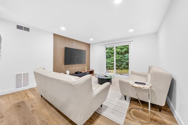 11 Shadowbrook Ln 22, Milford, MA 01757
