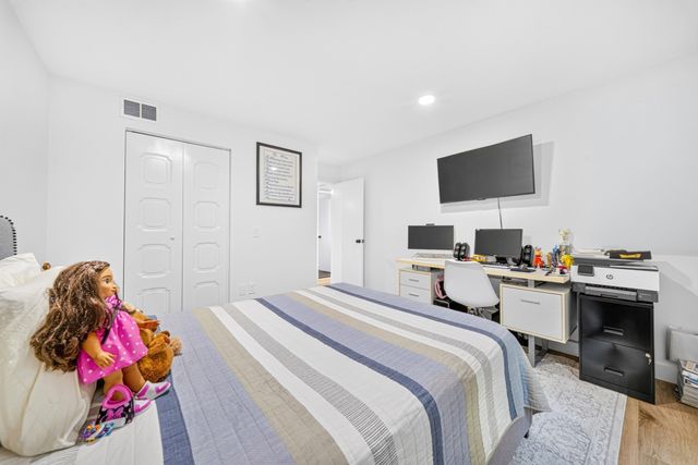 11 Shadowbrook Ln 22, Milford, MA 01757