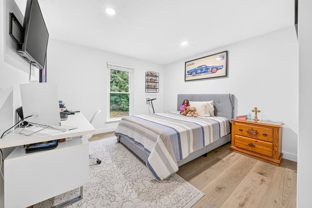 11 Shadowbrook Ln 22, Milford, MA 01757